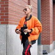 Stylish Banget, Contek Gaya Street Style ala Hailey Bieber, Yuk!