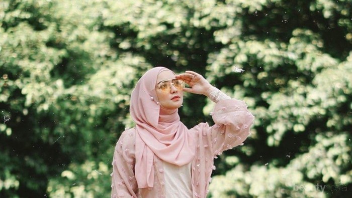 Inspirasi Busana Muslim Warna Pink ala Citra Kirana