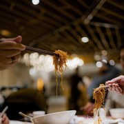 Sulit Mengontrol Makan saat Menghadiri Perayaan? Simak Tipsnya di Sini!