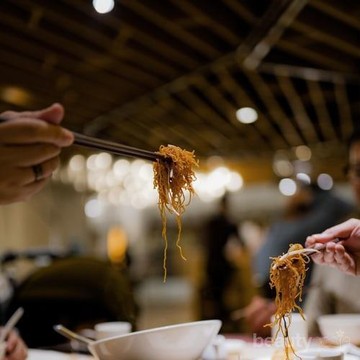 Sulit Mengontrol Makan saat Menghadiri Perayaan? Simak Tipsnya di Sini!