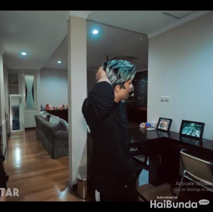 <p>Bella juga memiliki satu ruang yang biasa digunakannya untuk meeting. Tidak terlalu besar, namun terlihat nyaman dengan ala rumahan yang dibuatnya. (Foto: Youtube Atta Halilintar)</p>