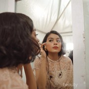 Makeup ala Eva Celia yang Natural Hingga Vintage, Contek Yuk!