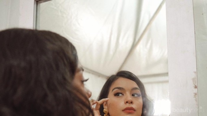 Makeup ala Eva Celia yang Natural Hingga Vintage, Contek Yuk!