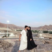 Sangat Romantis, Momen Ammar Zoni dan Irish Bella Jalankan Umrah Bersama
