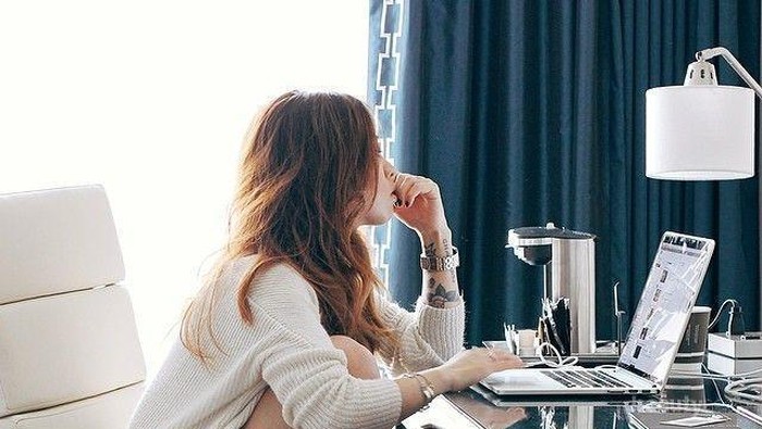 Cara Mencegah Mata Kering karena Menghadap Layar Laptop Seharian