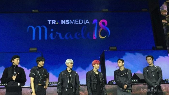 Penampilan Personel EXO Pakai Batik Hingga Lurik di HUT ke-18 Transmedia