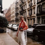 Tampil Fashionable saat Musim Hujan, 5 Outer Ini Solusinya!