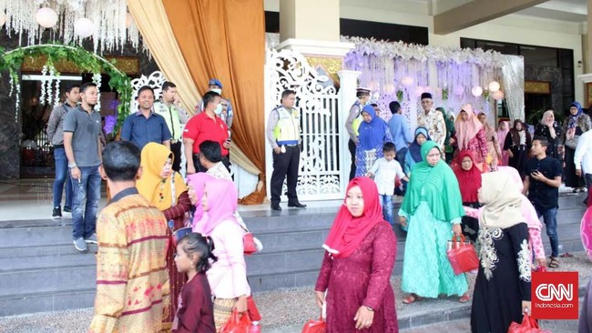 Resepsi pernikahan di Muaragembong, Kabupaten Bekasi dibubarkan karena melanggar aturan PPKM Darurat yang membatasi 30 tamu undangan.