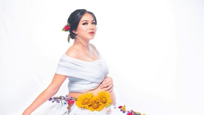 Pesona Istri Young Lex Saat Foto Maternity, Bak Bidadari dari Langit!