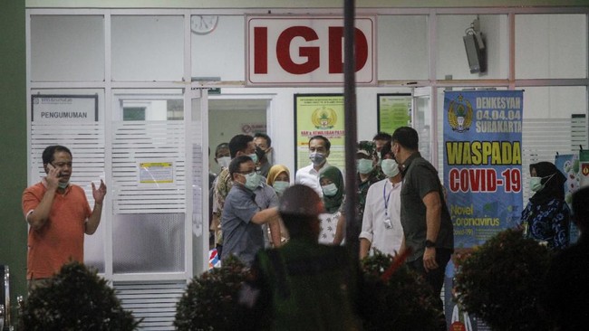 Istana memastikan Ibunda Jokowi Sujiatmi Notomiharjo tidak meninggal karena virus corona. Kepastian disampaikan agar publik tak berspekulasi.