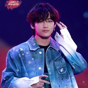 Potret Gemas V BTS dengan Rambut Keriting di SBS Gayo Daejeon 2019