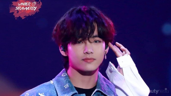Potret Gemas V BTS dengan Rambut Keriting di SBS Gayo Daejeon 2019