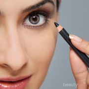 7 Kesalahan Makeup yang Membuat Mata Terlihat Lebih Kecil