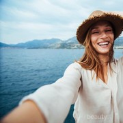 Selfie Saat Liburan Jadi Makin Cantik dengan Makeup Simple dan Glowing Ini!