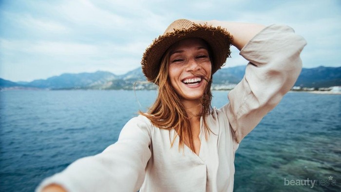 Selfie Saat Liburan Jadi Makin Cantik dengan Makeup Simple dan Glowing Ini!