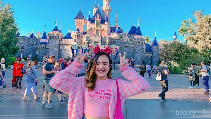 6 Korean Style ala Beby Tsabina yang Ceria dan Girly dengan Outfit Colorful