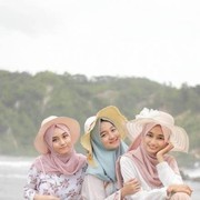 Warna Hijab Terbaik untuk Dipakai Liburan