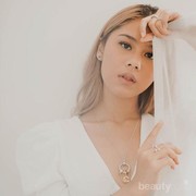 Inspirasi Mix and Match Outfit Serba Putih ala Nadin Amizah