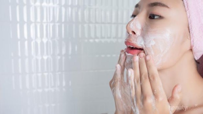 Catat! Bahan-bahan Terbaik yang Harus Ada dalam Kandungan Pembersih Wajahmu, Ladies!