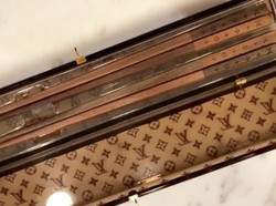 Mewah! Kylie Jenner Pamer Sumpit Louis Vuitton Seharga Rp 7 Juta