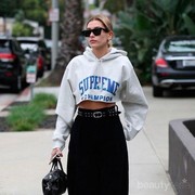 Ingin Tampil Kece ala Hailey Bieber? 6 Item Fashion Ini Wajib Kamu Punya!