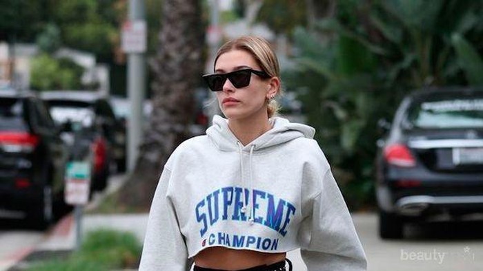 Ingin Tampil Kece ala Hailey Bieber? 6 Item Fashion Ini Wajib Kamu Punya!