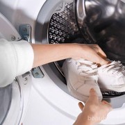Enggak Ribet, Ini Tips Cuci Kering Sepatu di Musim Penghujan