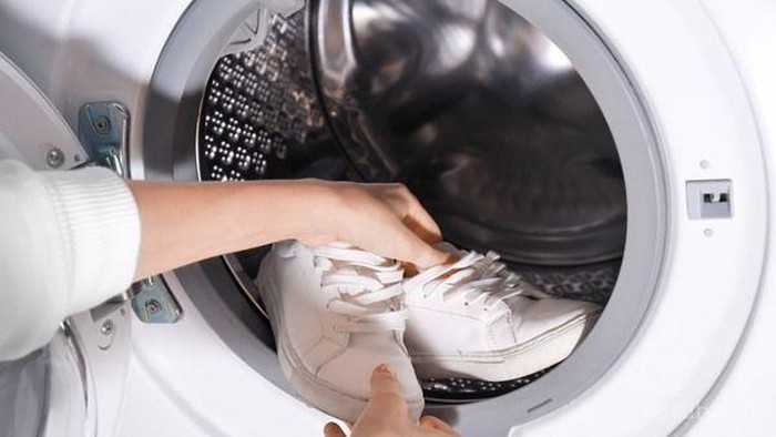 Enggak Ribet, Ini Tips Cuci Kering Sepatu di Musim Penghujan