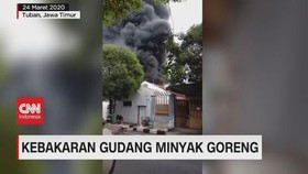 VIDEO: Kebakaran Gudang Minyak Goreng di Tuban