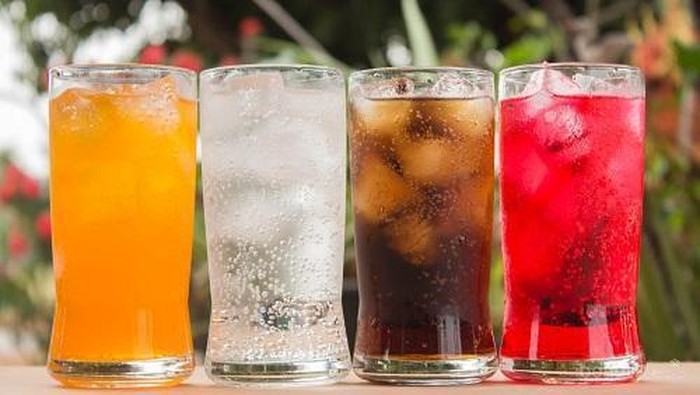 Sering Minum Soda? Kamu Bisa Terkena Bahaya Ini!