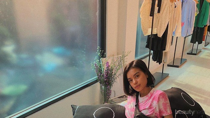 Inspirasi Outfit ala Eva Celia, Simple Namun Tetap Stand Out!