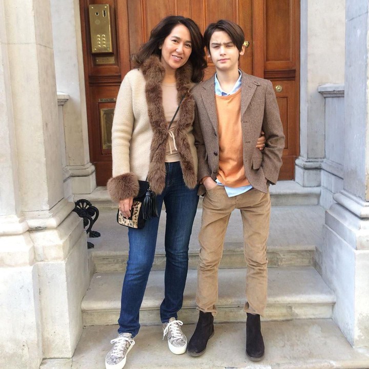 <p>Frederik Kiran yang sudah remaja ini pun semakin sulit diajak foto bareng sang Bunda. "<em>Trying to follow steps of mother/child photo but with a much more grumpy look! Just realise now Kiran is almost my size!</em>" tulis Kartika. (Foto: Instagram @kartikasoekarnofoundation)</p>