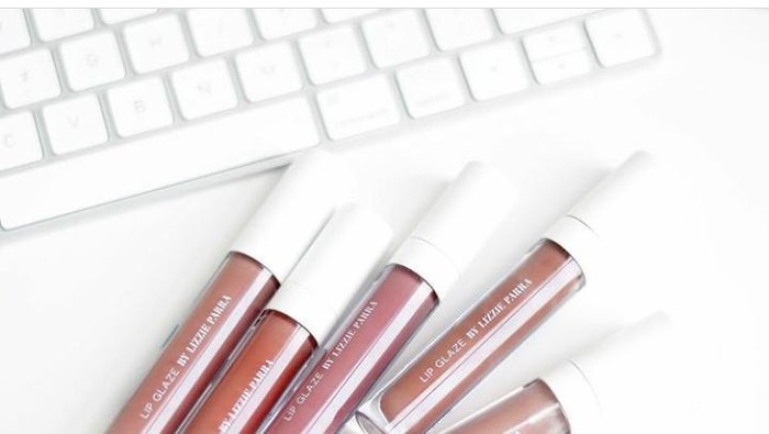 5 Lip Gloss Lokal Pilihan Beautynesia yang Nyaman dan Tidak Bikin Bibir Lengket 5 Lip Gloss Lokal Pilihan Beautynesia yang Nyaman dan Tidak Bikin Bibir Lengket
