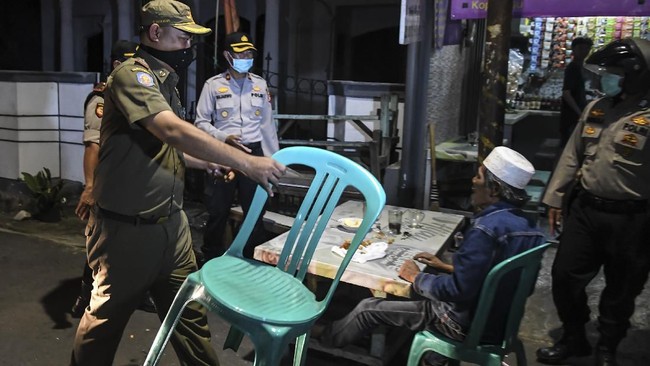 Salah satu kafe yang melanggar aturan PSBB Jakarta didenda Rp50 juta karena pelanggaran berulang berupa keukeuh tetap buka meski sudah ditutup.