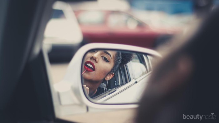 Biar Bibir Tak Kering Saat Aplikasikan Liquid Lipstick, Cek Dulu Tipsnya!