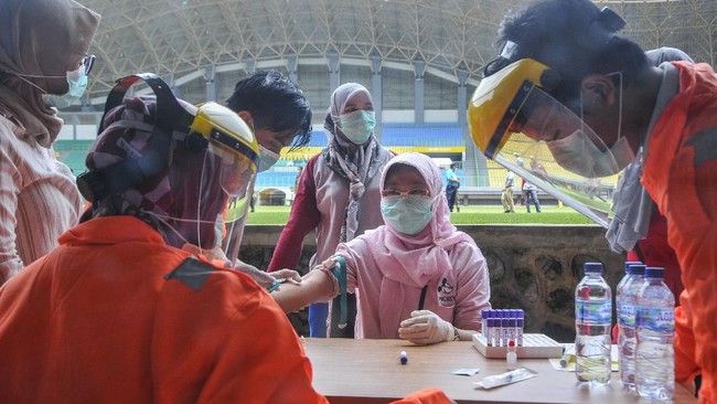 Selama seminggu melakukan tes cepat virus corona, sebanyak 10.597 orang ikut menjalani pemeriksaan, 9.995 orang di antaranya dinyatakan negatif.