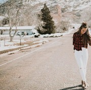 5 Tips Upgrade Style Kamu Jadi Lebih Kece dengan Celana Jeans Putih