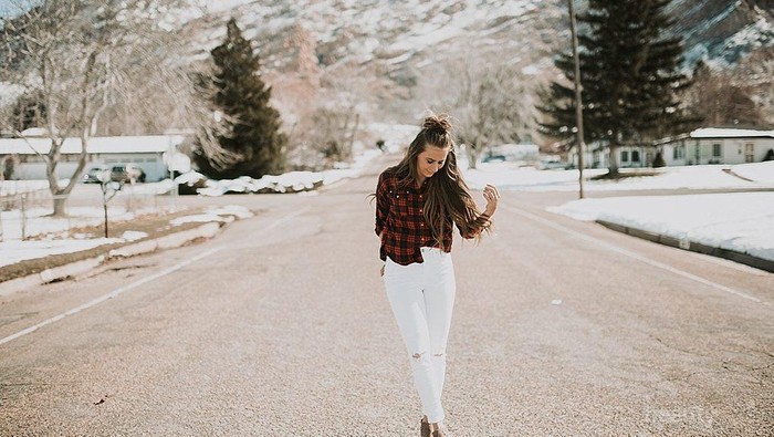 5 Tips Upgrade Style Kamu Jadi Lebih Kece dengan Celana Jeans Putih