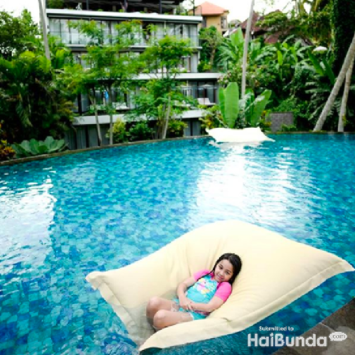 <p>Anak-anak Rio punya cara tersendiri untuk mengisi waktu luannya, salah satunya dengan berenang. <em>Hemm,</em> aku santai dulu ya, Bunda. (Foto: Instagram/@rio.stokhorst)  </p>