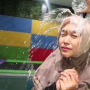 Hasil Inovasi, Sekarang Muncul Hijab Anti-Air yang Tarik Perhatian Netizen