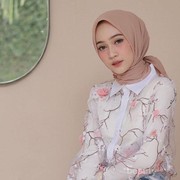 Inspirasi Outfit Bermotif Floral ala Selebgram Hijab Sinta Sri Antan