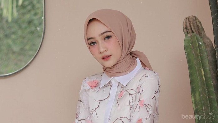 Inspirasi Outfit Bermotif Floral ala Selebgram Hijab Sinta Sri Antan