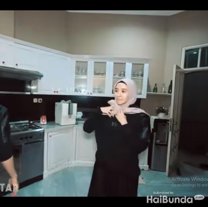 <p>Tidak jauh berbeda dengan dapur pada umumnya ya Bun. Dengan menggunakan desain American style, nuansa putih pada lemari yang menempel dipadukan dengan warna tembok cokelat menjadikan dapur ini tampak minimalis. (Foto: Youtube Atta Halilintar)</p>