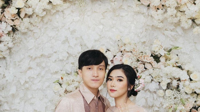 Kebaya Modern Warna Peach dan Makeup Flawless Isyana Sarasvati Saat Lamaran
