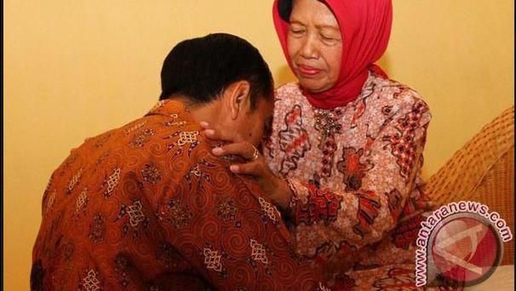 Ibunda Presiden Joko Widodo meninggal pada Rabu sore (25/3/2020) di Solo.  Sudjiatmi Notomiharjo meninggal dunia pada usia 77 tahun.