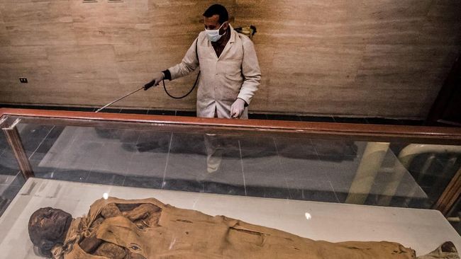 Kementerian Kepurbakalaan Mesir menginstruksikan disinfeksi dan sterilisasi di situs-situs kuno terkemuka juga museum demi menghambat penyebaran corona.