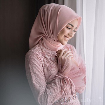 img-title Tips Pakai Hijab Segi Empat Buat Kondangan, Gak Bikin Ribet!