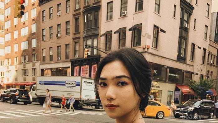 Inspirasi Fashion ala Penyanyi Cantik Isyana Sarasvati