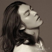Tampilan Penuh Karisma Kim Woo Bin dengan Rambut Gondrong