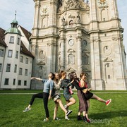 Inspirasi Street Fashion ala Member Red Velvet, Chic Banget!